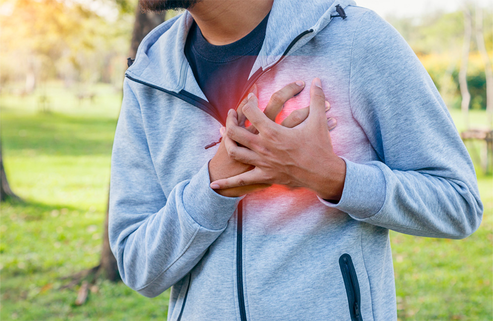 Hombre con manos sobre el pecho
